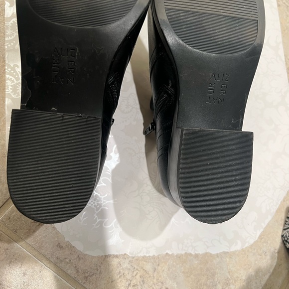 Naturalizer leather low heel,  side zip stretch bootie. 7.5 - Picture 4 of 7